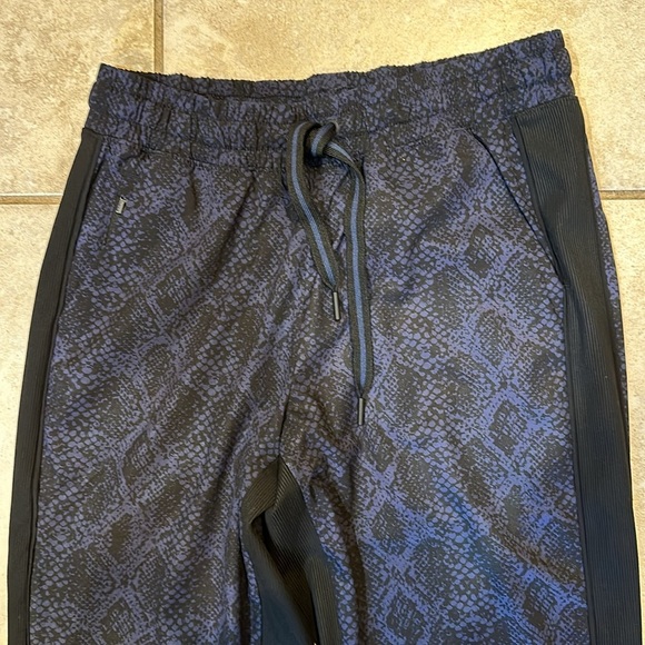 Athleta Brooklyn Joggers Pants Blue Snake 2 - Picture 4 of 8